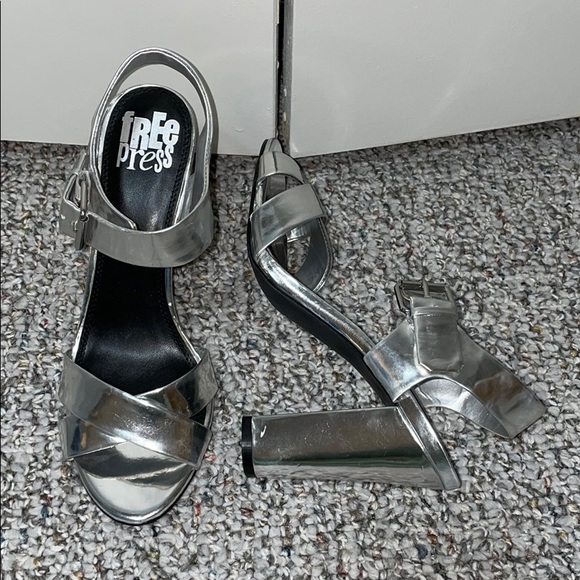Free Press silver heels size 7.5 - Picture 1 of 3